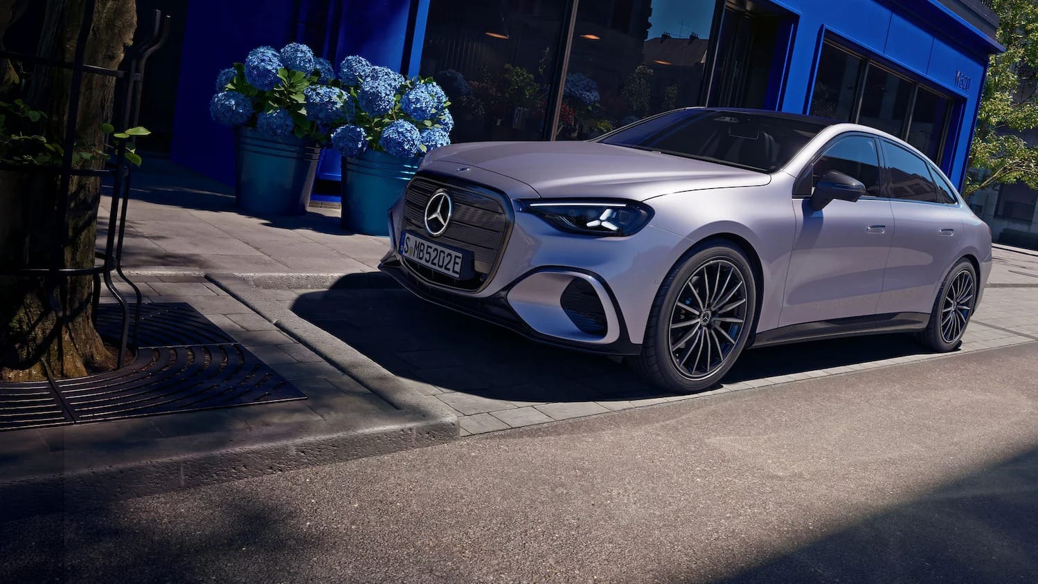 La llegada del nuevo Clase C eléctrico representa, por tanto, mucho más que un lanzamiento. Es una oportunidad para que clientes actuales y futuros descubran una nueva forma de entender la movilidad, respaldada por una red de servicios preparada para acompañarles en cada etapa.